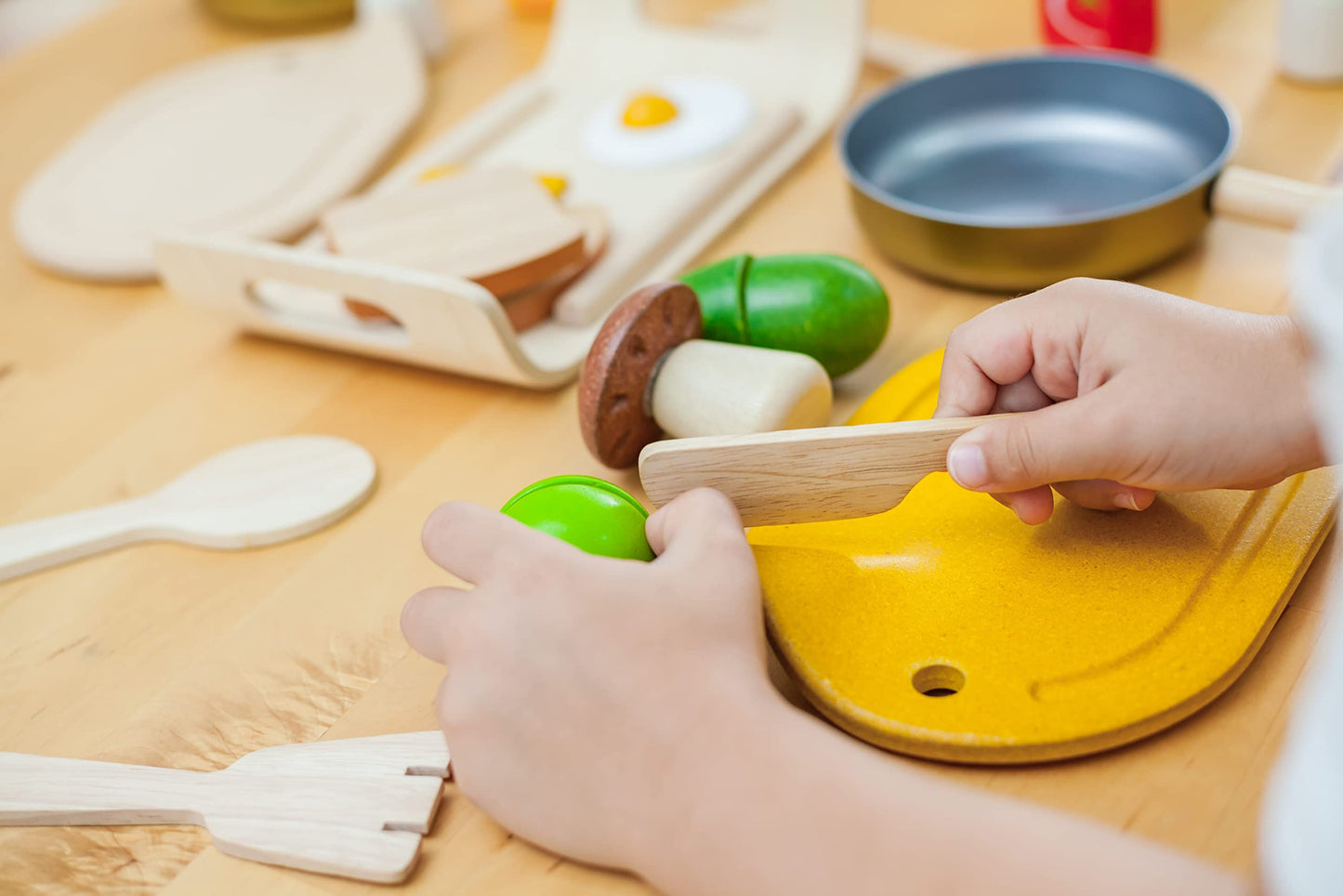 PlanToys Wooden Assorted Vegetable Set – Montessori Pretend Play Food for Toddlers
