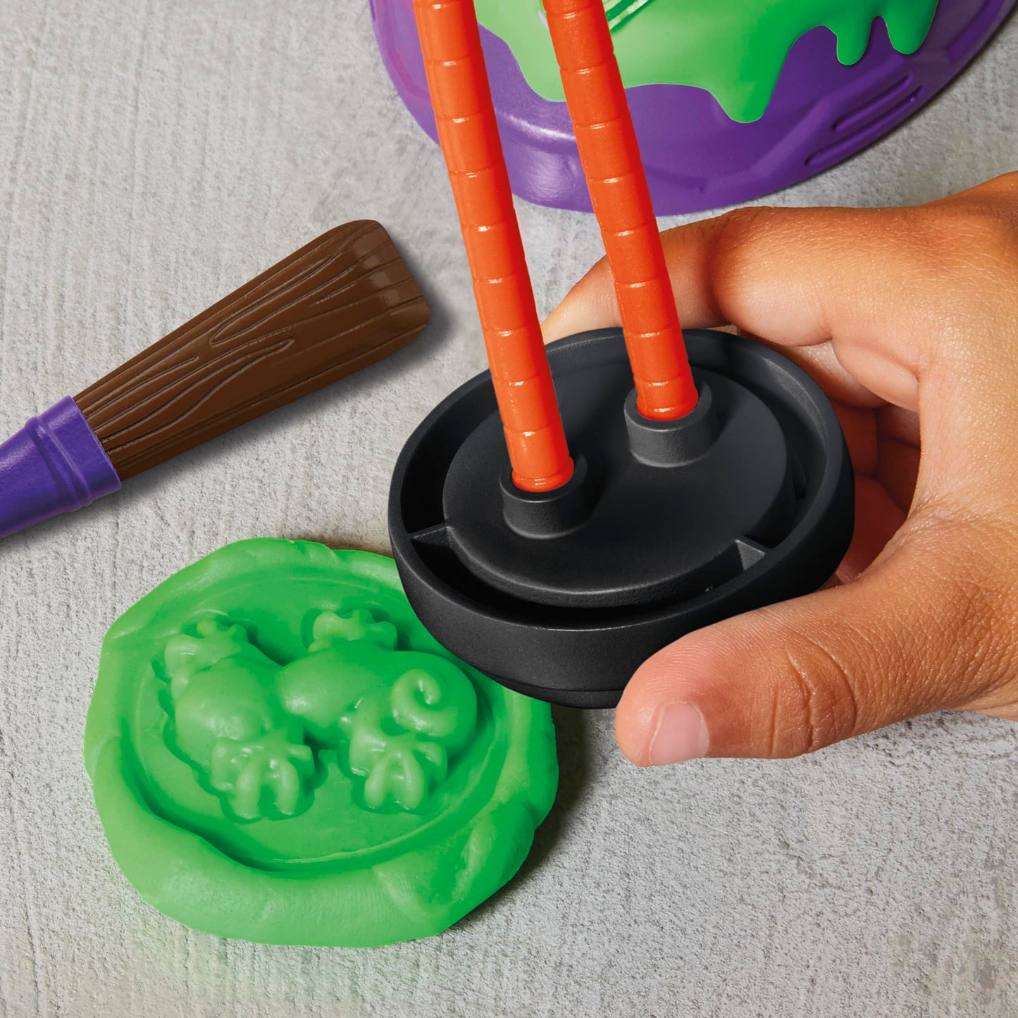 Play-Doh TMNT Mutation Station Playset | Bendable Donatello Figure & Mondo Gecko