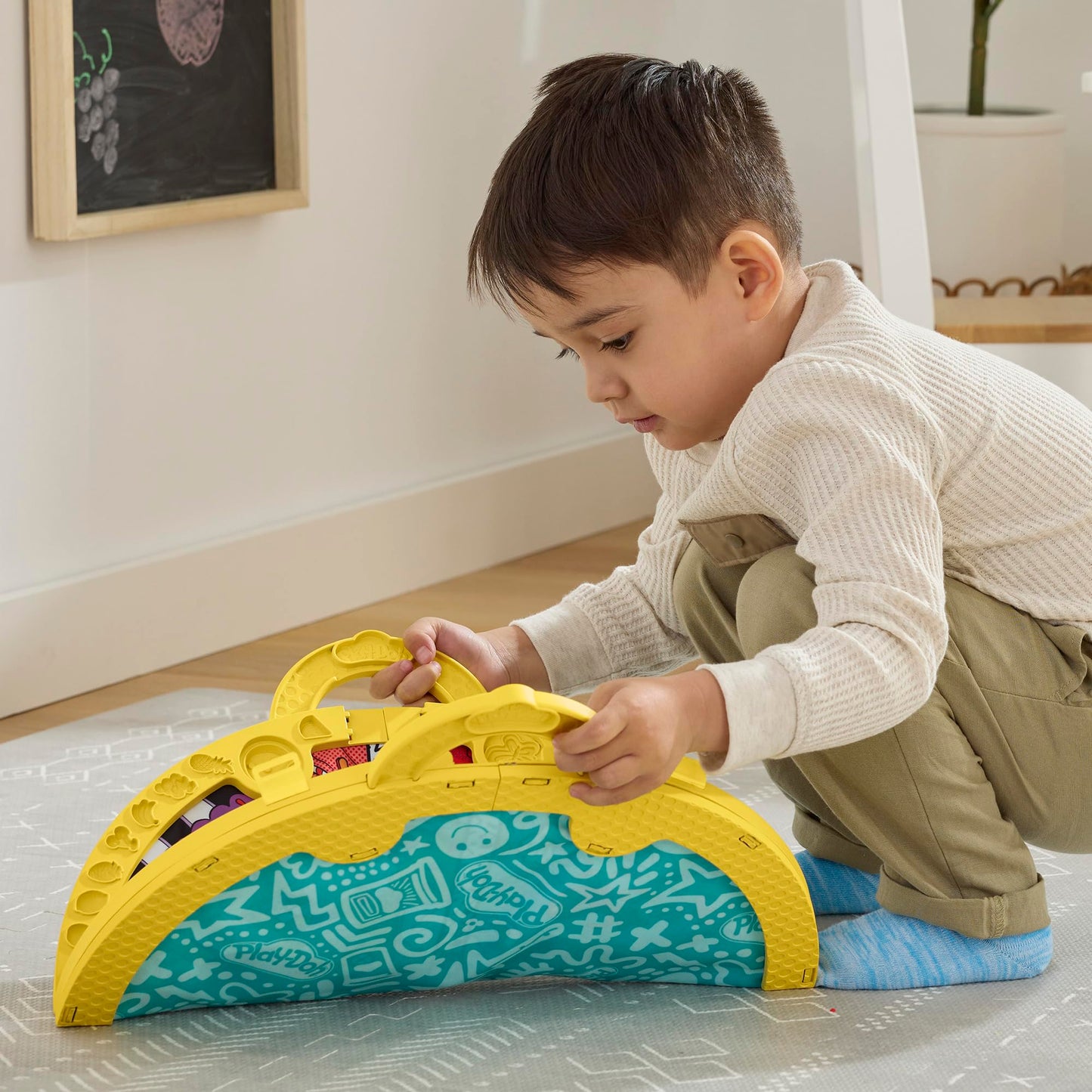 Play-Doh Fold & Go Playmat Starter Set with 19 Accessories – Preschool Toys for 3+