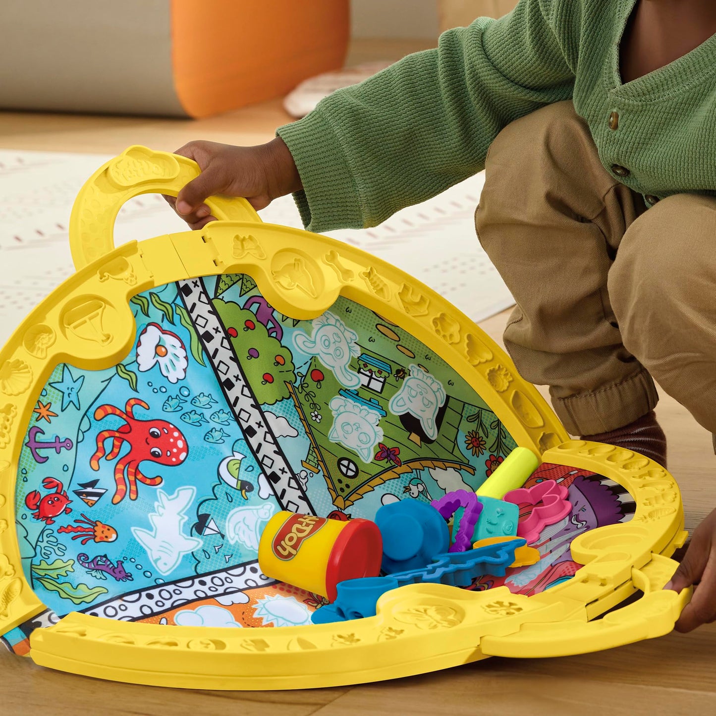Play-Doh Fold & Go Playmat Starter Set with 19 Accessories – Preschool Toys for 3+