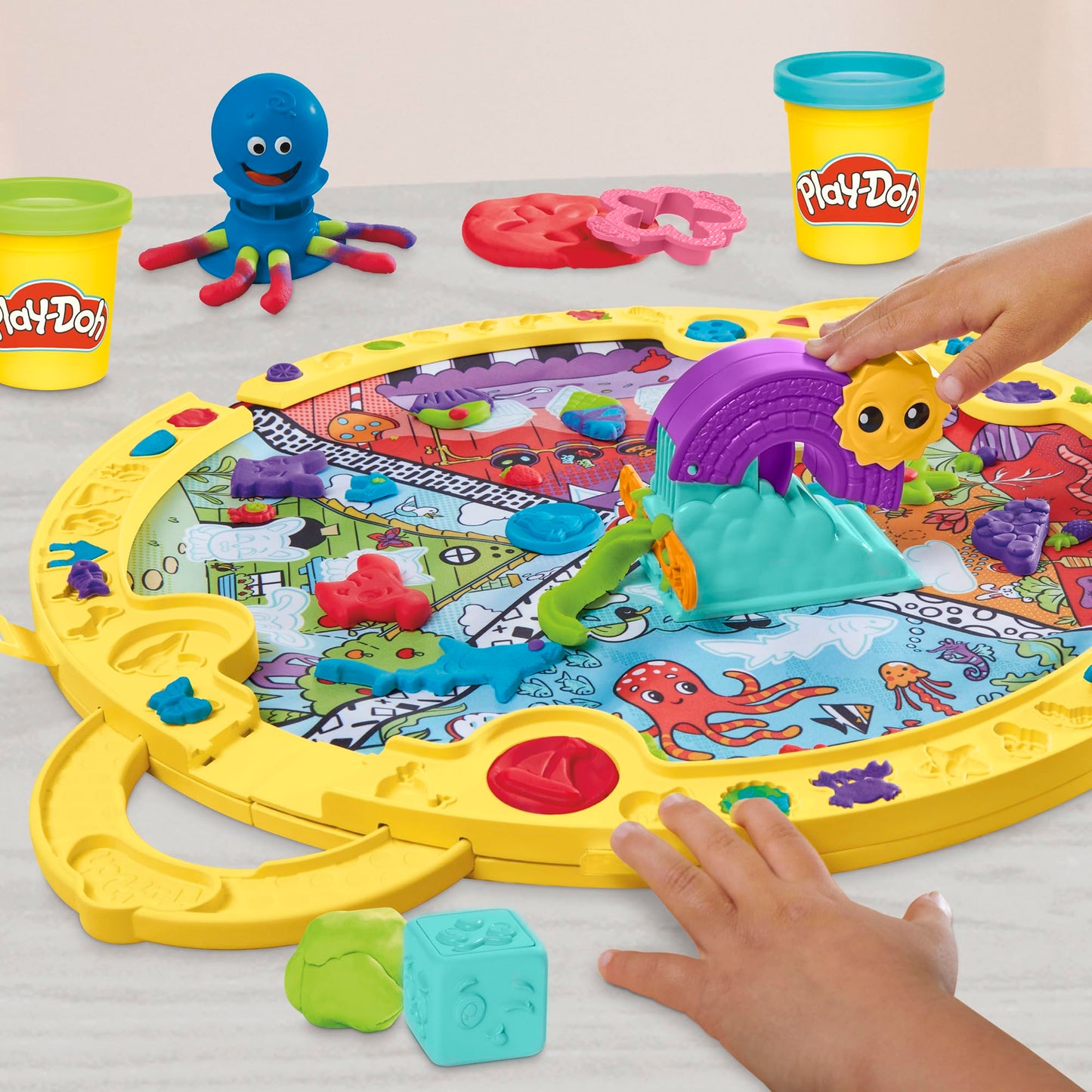 Play-Doh Fold & Go Playmat Starter Set with 19 Accessories – Preschool Toys for 3+