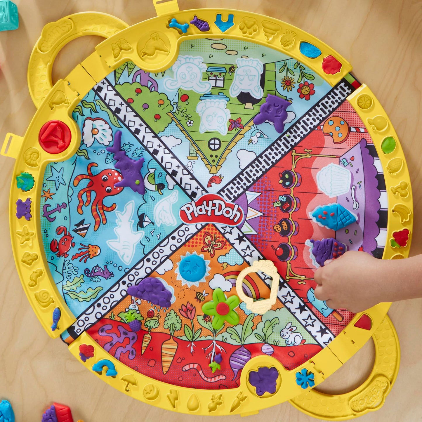 Play-Doh Fold & Go Playmat Starter Set with 19 Accessories – Preschool Toys for 3+