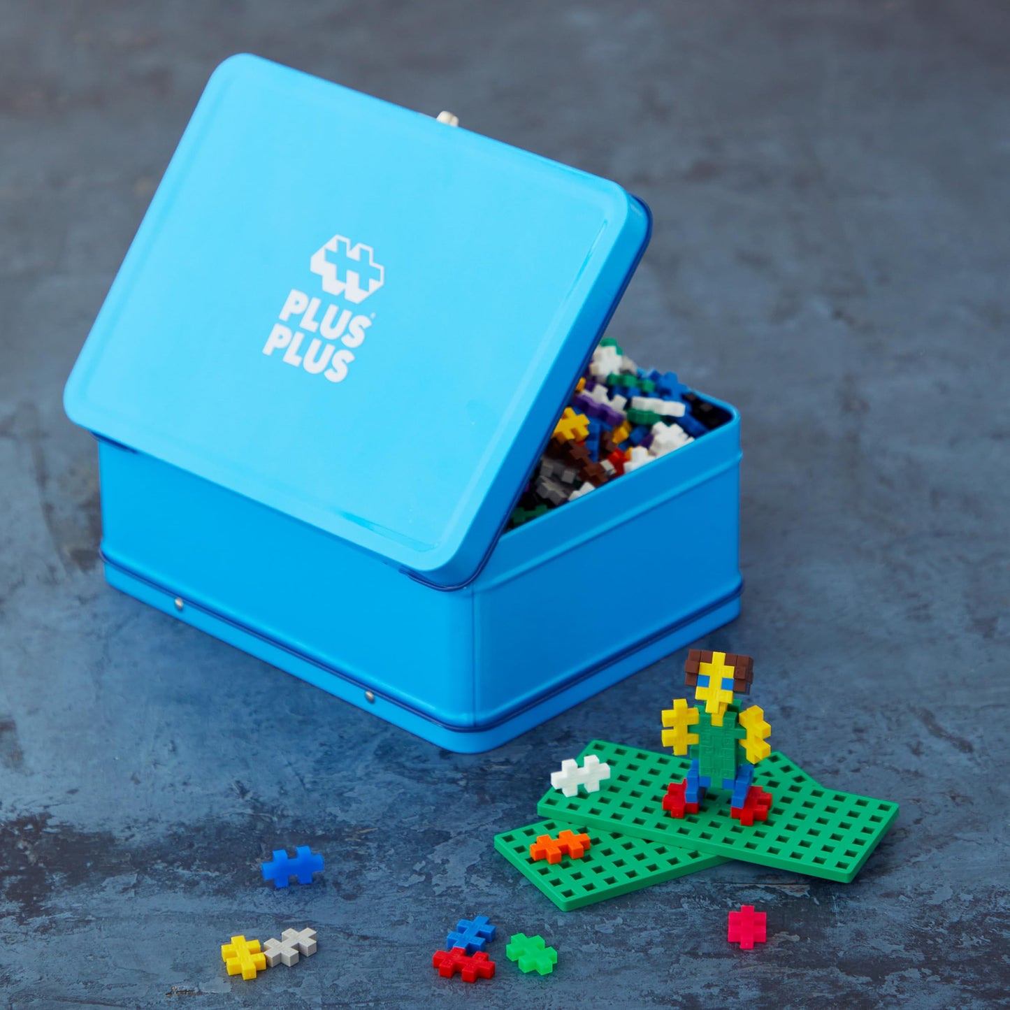 PLUS PLUS Building Set with Metal Suitcase – 600 Pieces, 2 Green Baseplates