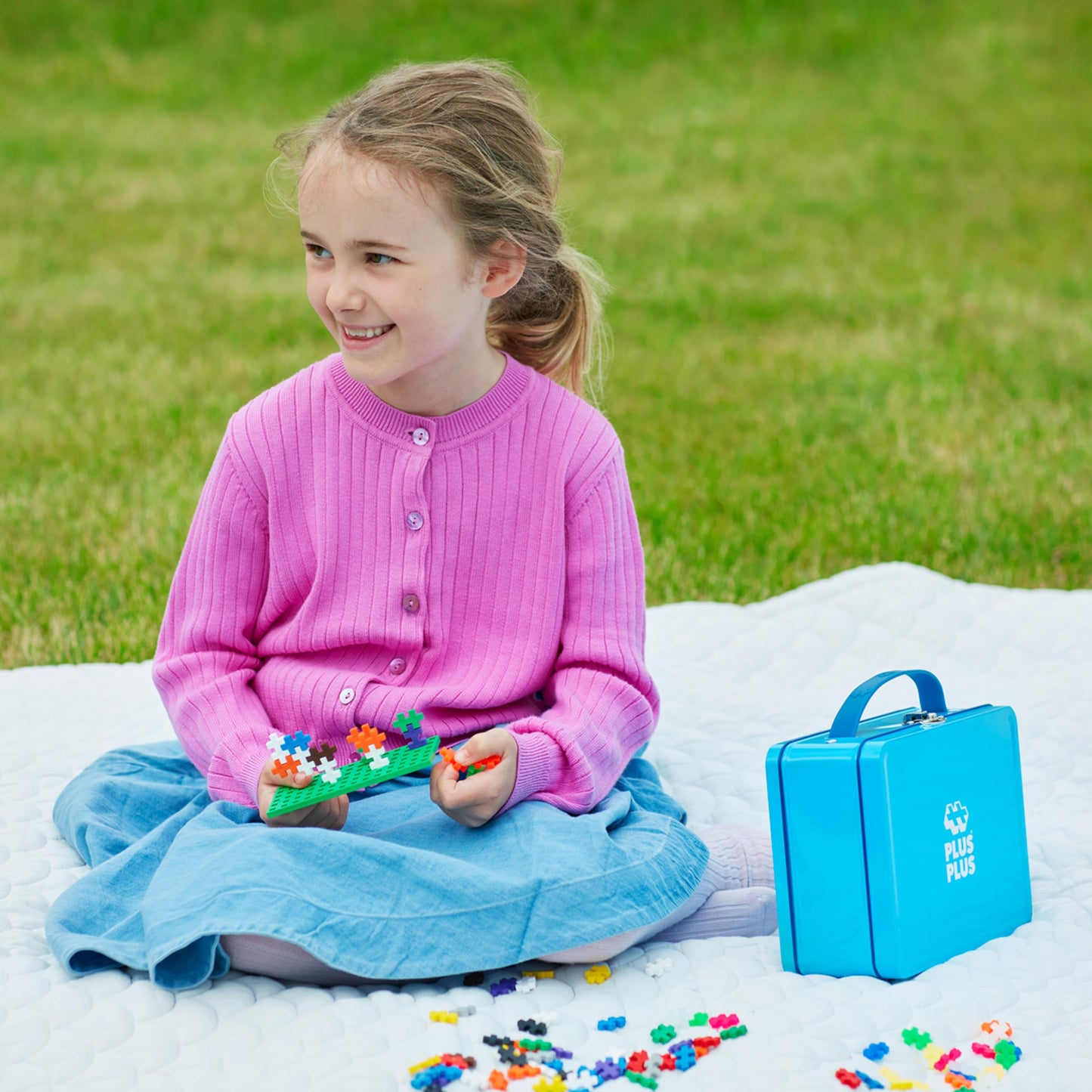 PLUS PLUS Building Set with Metal Suitcase – 600 Pieces, 2 Green Baseplates
