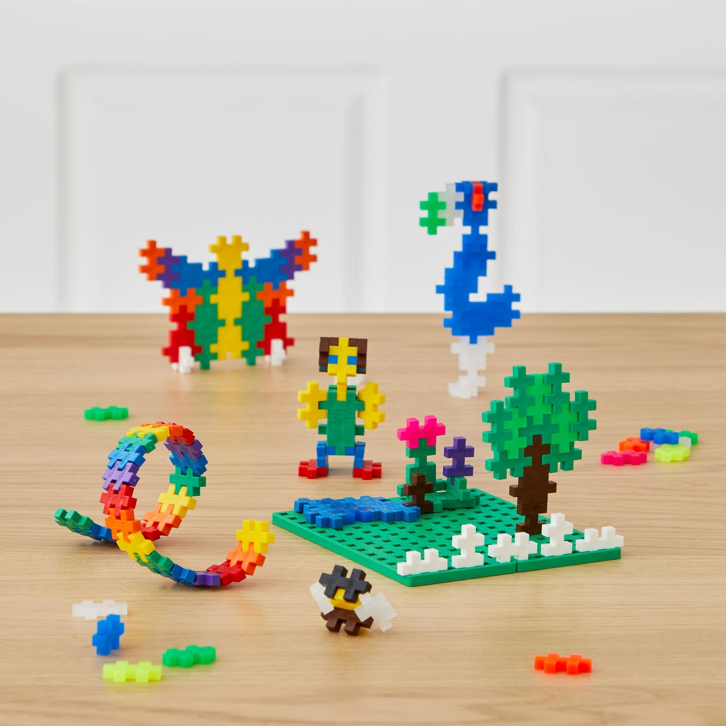 PLUS PLUS Building Set with Metal Suitcase – 600 Pieces, 2 Green Baseplates