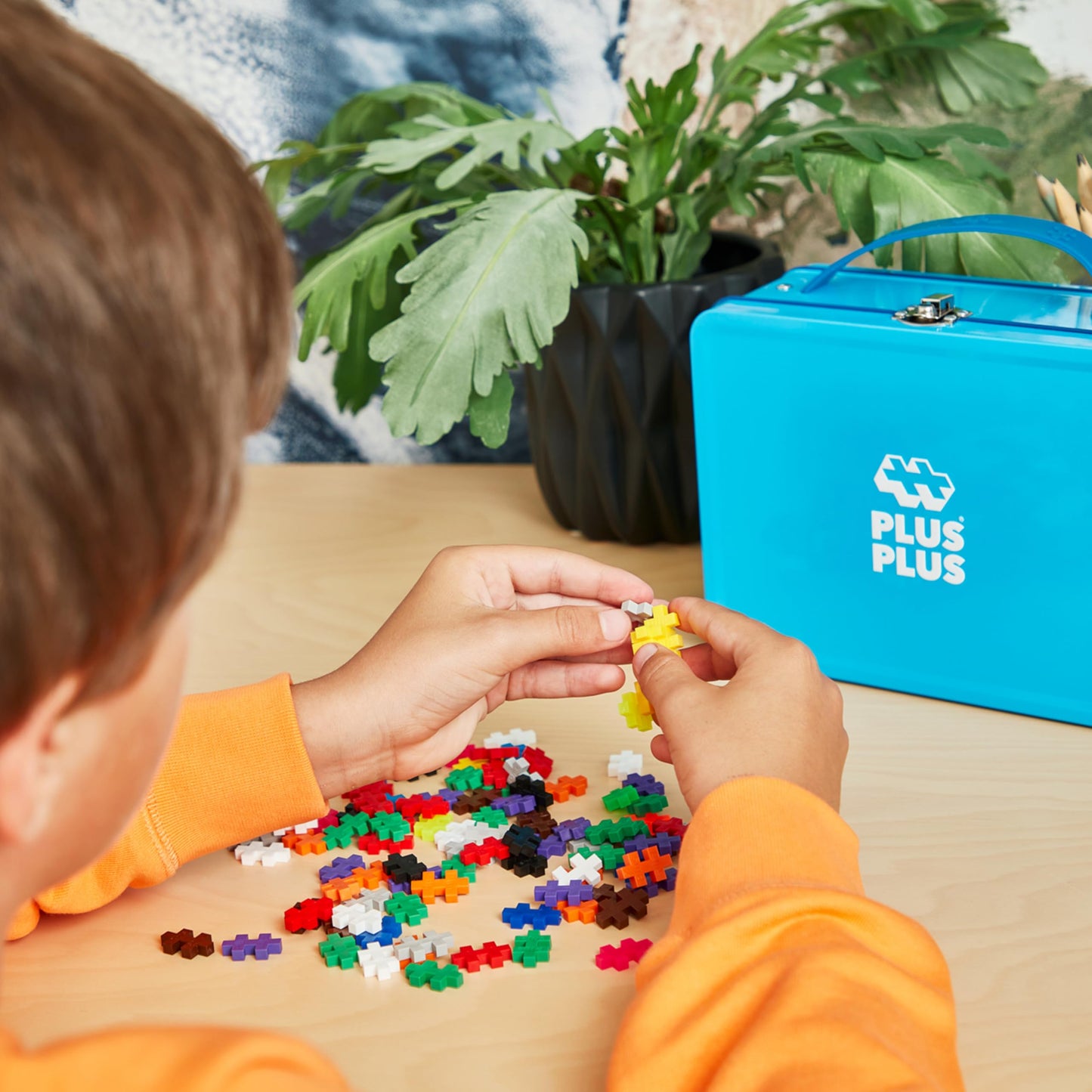 PLUS PLUS Building Set with Metal Suitcase – 600 Pieces, 2 Green Baseplates