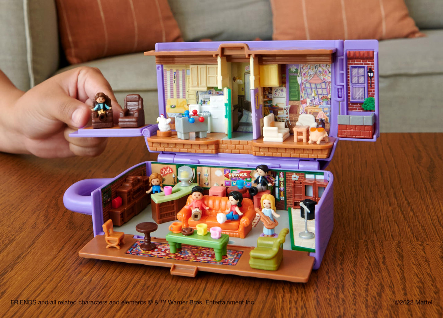 Polly Pocket Friends Compact – Central Perk Set with 6 Dolls & 9 Accessories