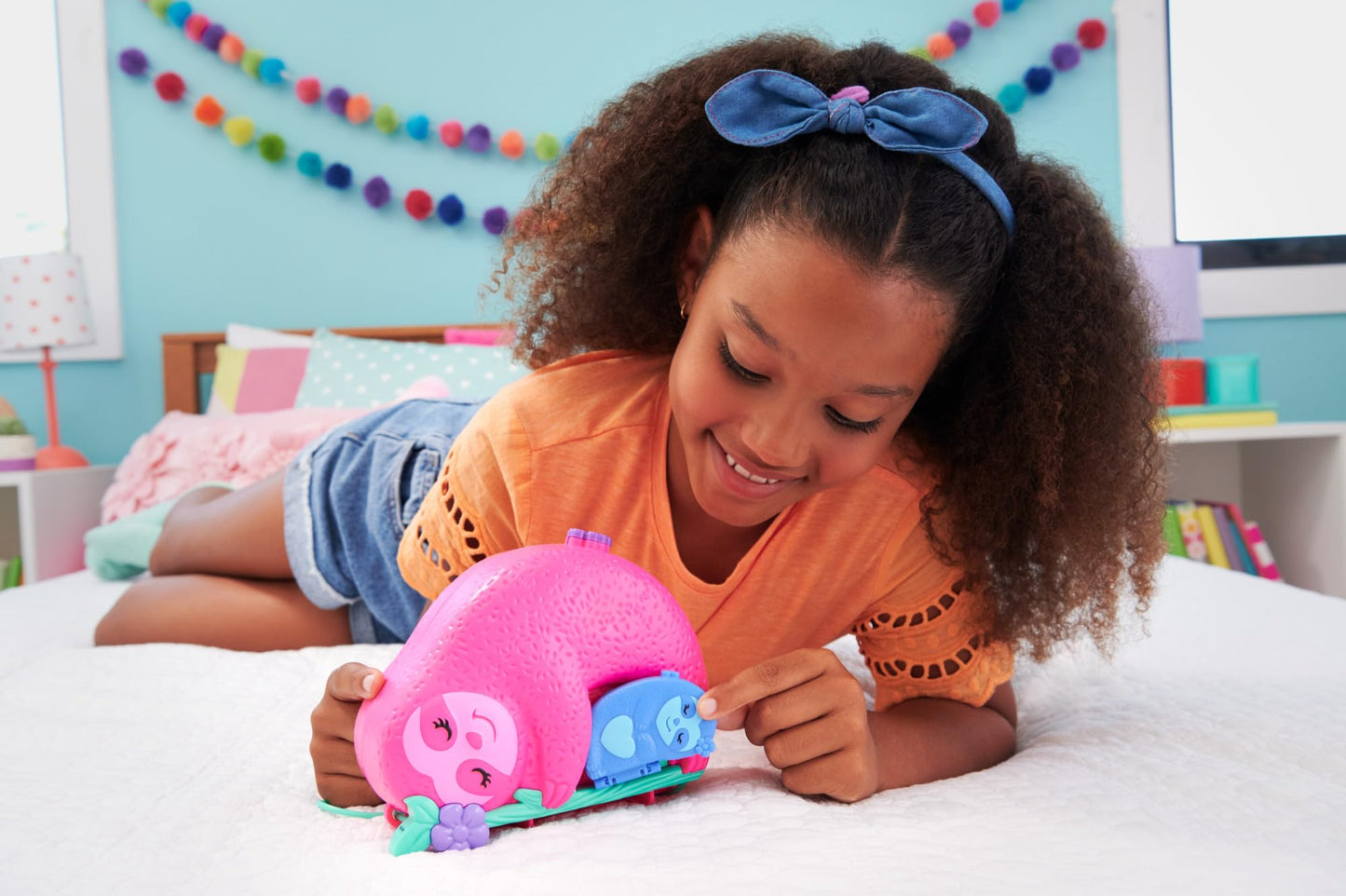 Polly Pocket Sloth Family 2-in-1 Purse Compact – Playset with 2 Micro Dolls & 12 Accessories
