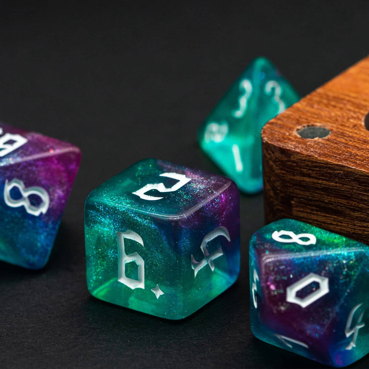 Poludie 7-Die DND Dice Set – Rose Blue Glitter with Leather Bag