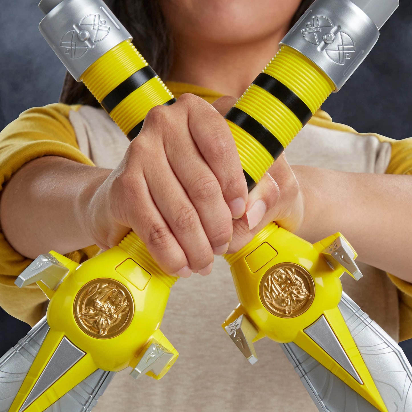 Power Rangers Lightning Collection Mighty Morphin Daggers – Premium Roleplay Swords with Lights & Sounds