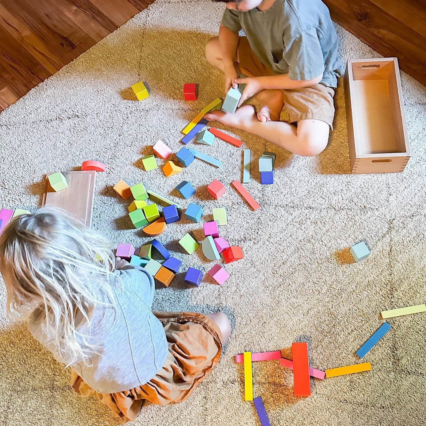 Quiggly Montessori Rainbow Blocks – 68-Piece Wooden STEM Toy with Storage Box