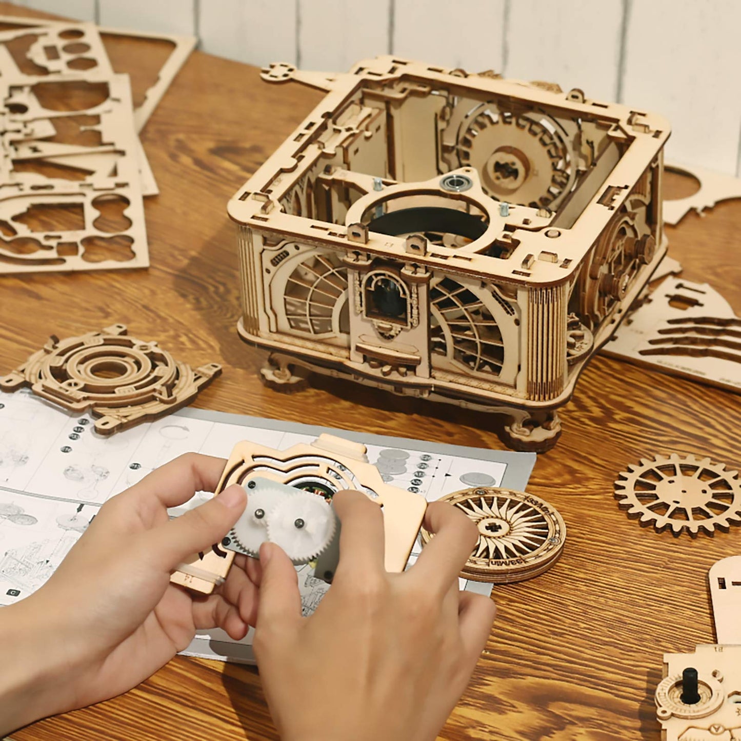 RoWood 3D Wooden Puzzle Gramophone — Mechanical Model Kit to Build, Hand-Cranked Record Player