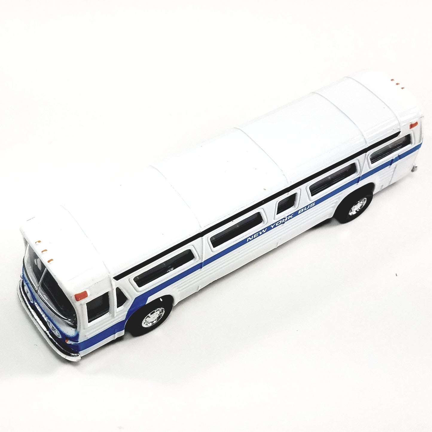 Showcast Classic NYC Central Station White Passenger Bus – 6-Inch Diecast Model with Pullback Action