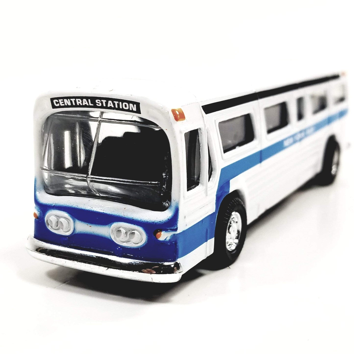 Showcast Classic NYC Central Station White Passenger Bus – 6-Inch Diecast Model with Pullback Action