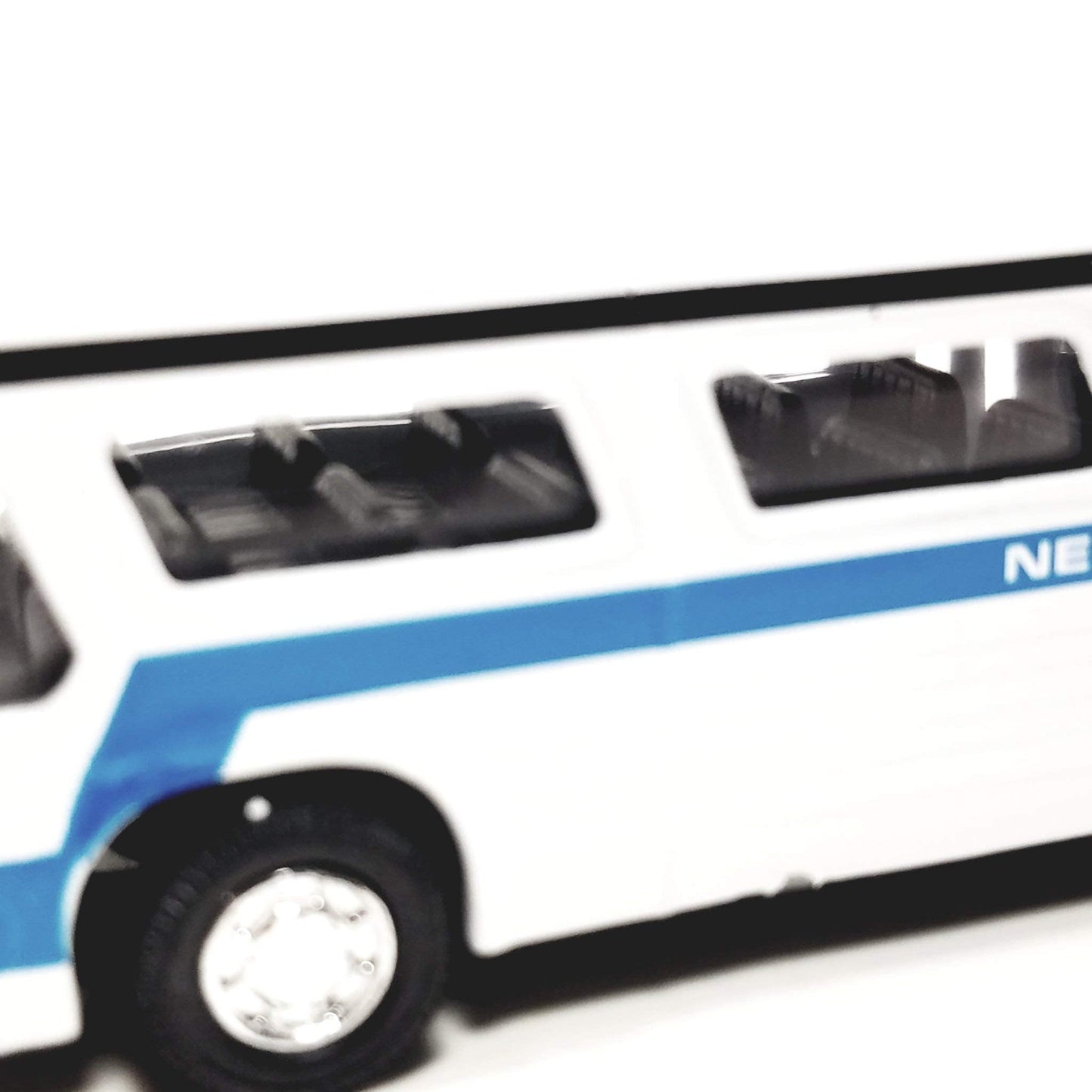 Showcast Classic NYC Central Station White Passenger Bus – 6-Inch Diecast Model with Pullback Action
