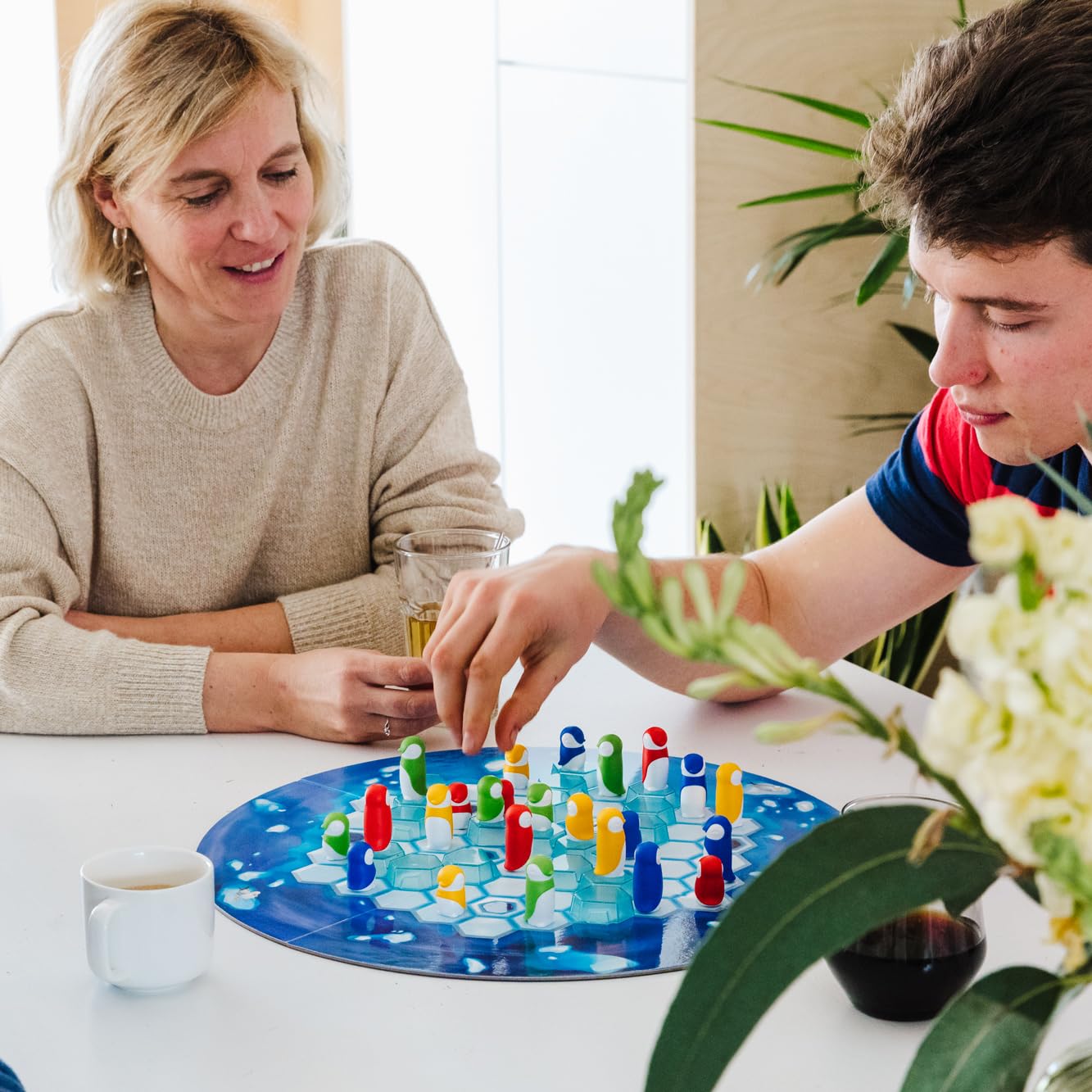 SmartGames Penguins Huddle Up – Family Strategy Game for 2-4 Players (Ages 6+)