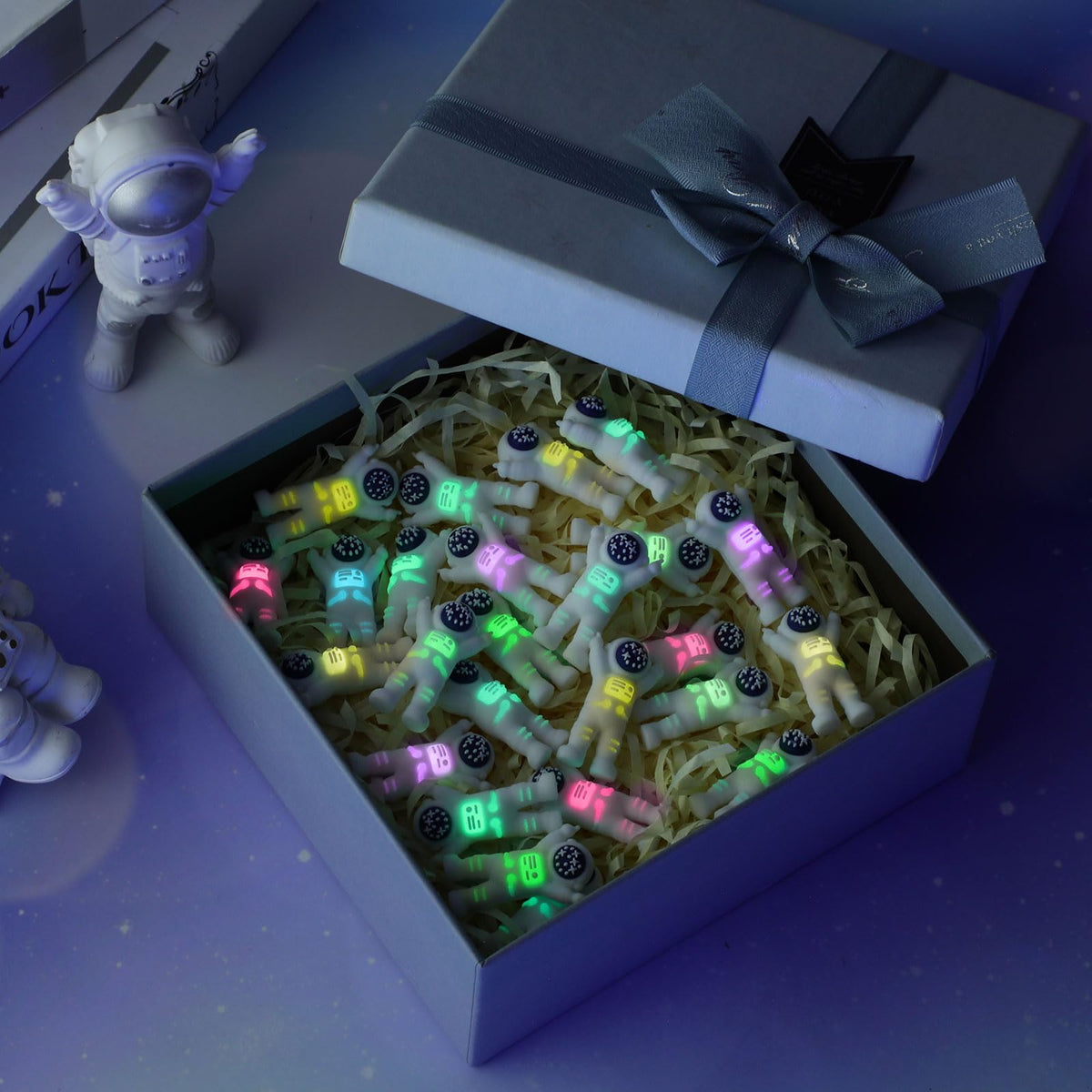 Sonwyoung 50 Glow-in-the-Dark Mini Astronaut Figurines – Colorful Space Toys