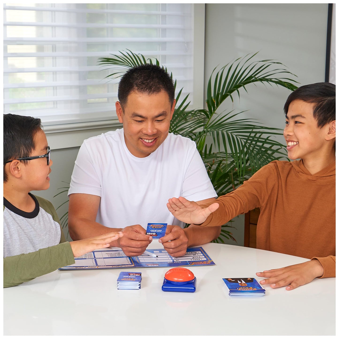 Spin Master Family Feud Big Buzzer Game – Amazon Exclusive Buzz In, 8+