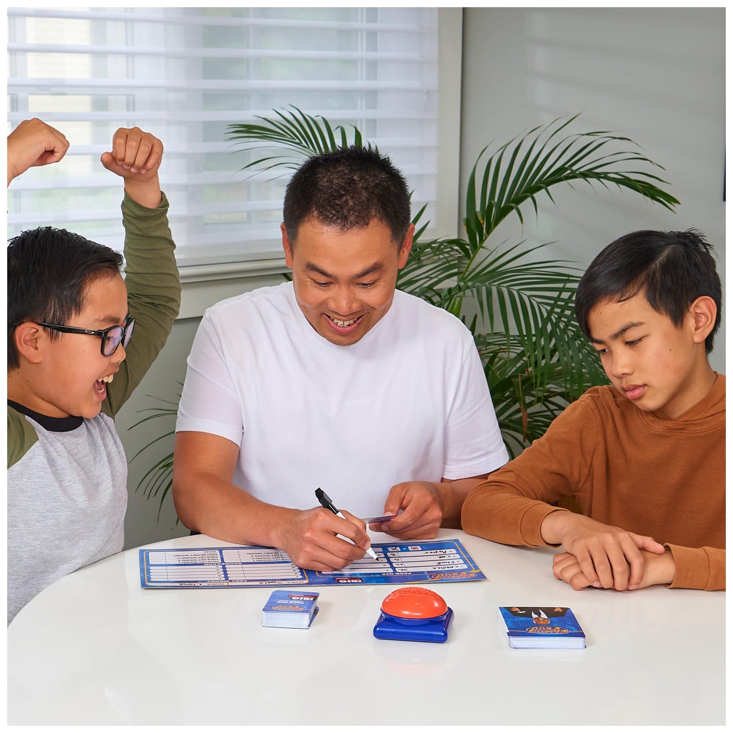 Spin Master Family Feud Big Buzzer Game – Amazon Exclusive Buzz In, 8+