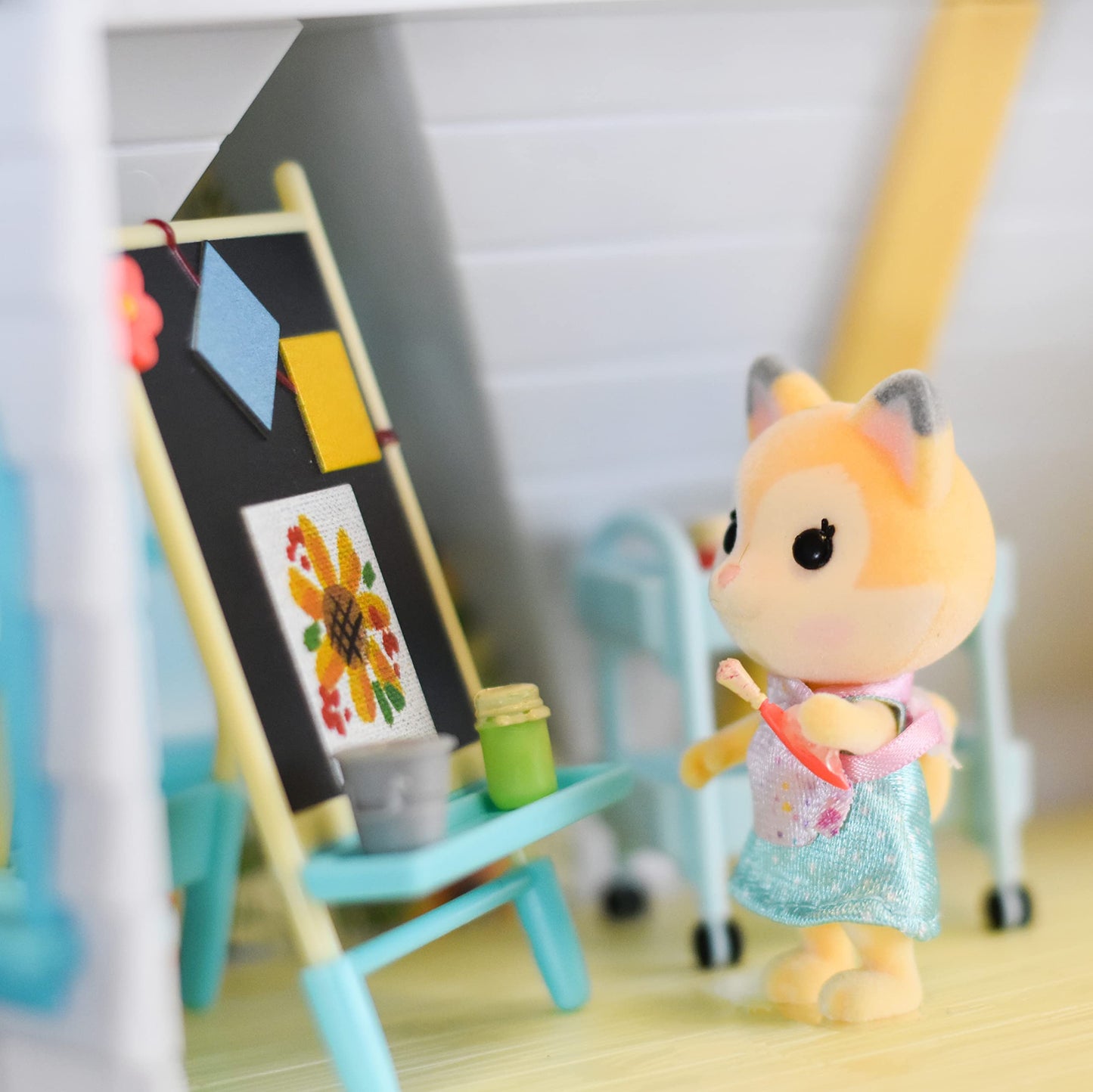 Sunny Days Entertainment Honey Bee Acres Paint & Color Playset – 13-Piece Dollhouse Set with Exclusive Fox Figure