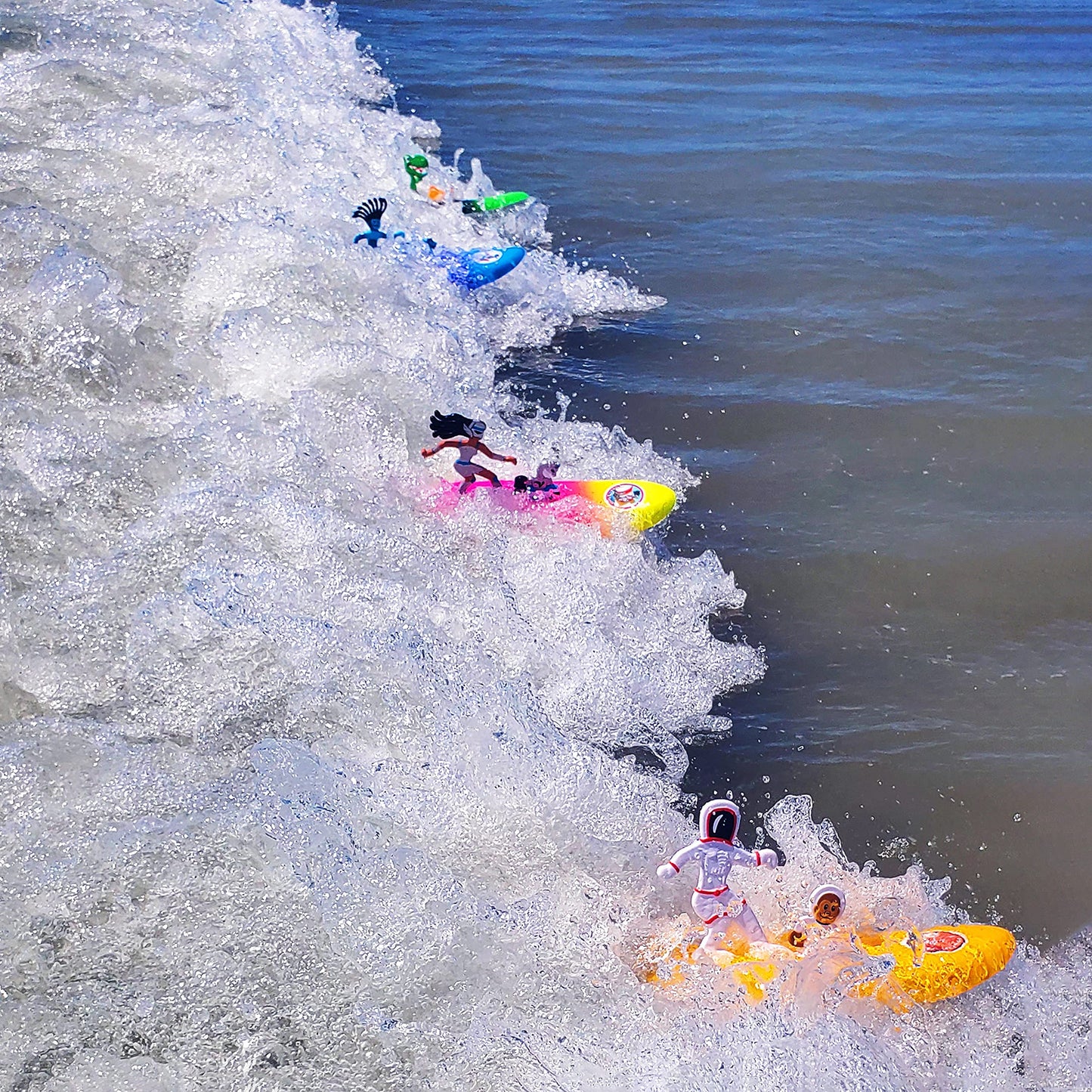 Surfer Dudes Legends & Surfer Pets Wave Powered Mini-Surfer – Teahupo'o Tiki & Toucan Tiki