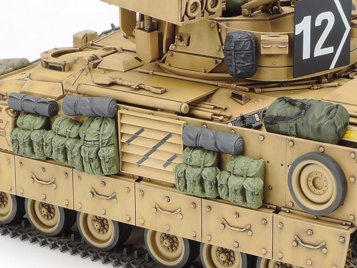 TAMIYA 35264 Desert Storm 1:35 M2A2 Bradley IFV (2) – Military Scale Model Kit