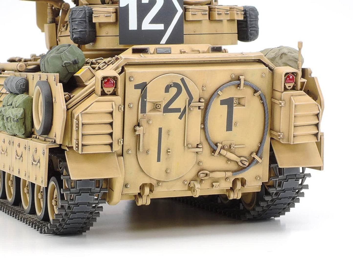 TAMIYA 35264 Desert Storm 1:35 M2A2 Bradley IFV (2) – Military Scale Model Kit