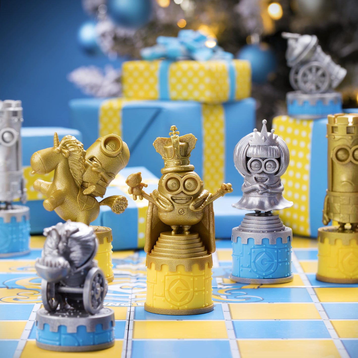 The Noble Collection Minions Chess Set – 32 Oversized Pieces on an 18.5-Inch Board