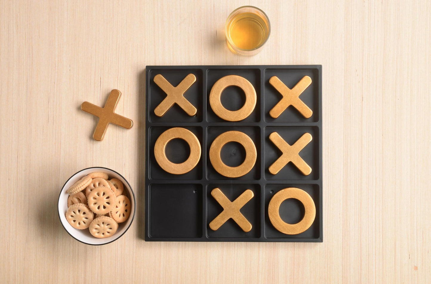 Tolevoit Classic Tic Tac Toe Game – Resin Tabletop Strategy & Fun (Gold)