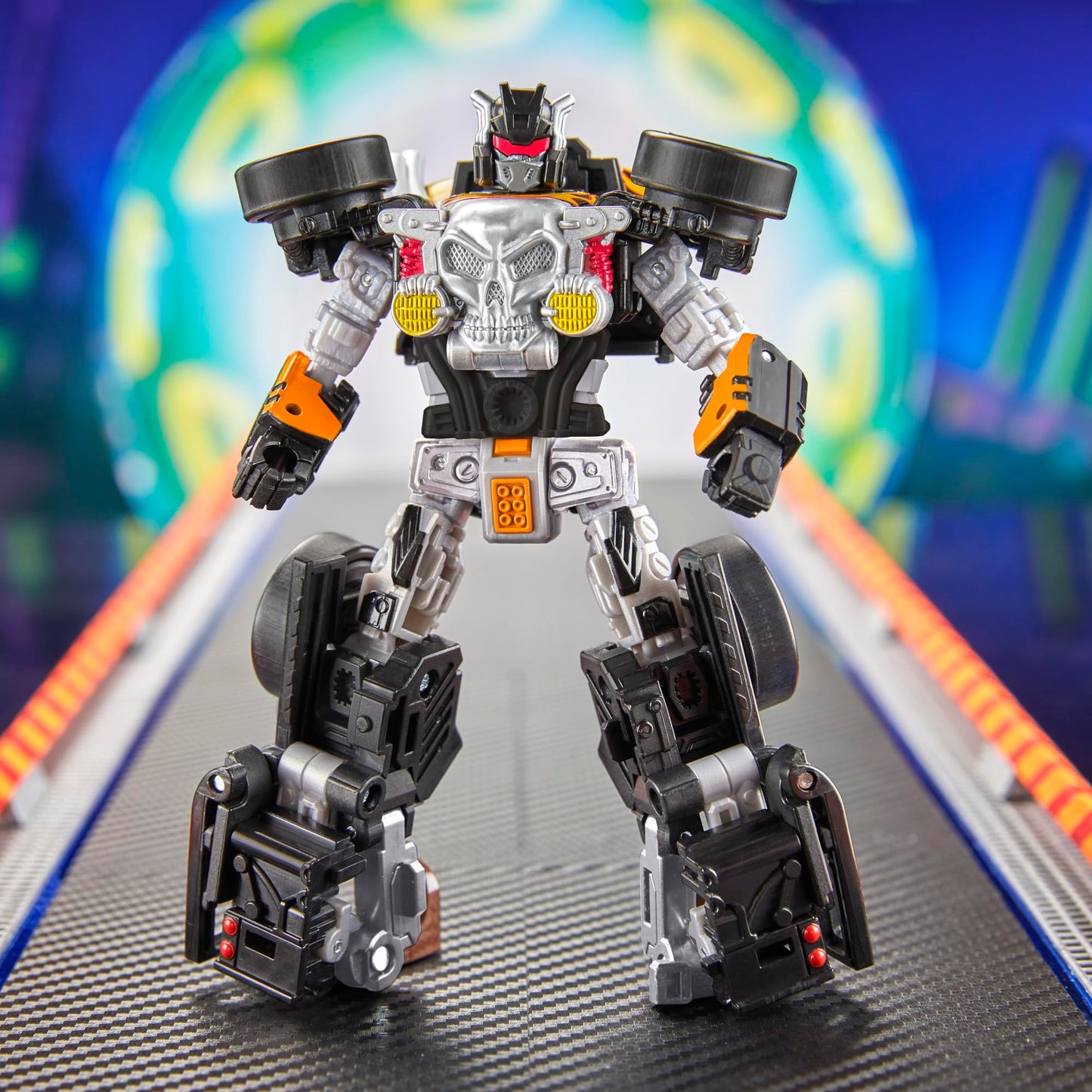 Transformers Hot Wheels x Bone Shaker Deluxe 5-Inch Converting Robot Figure