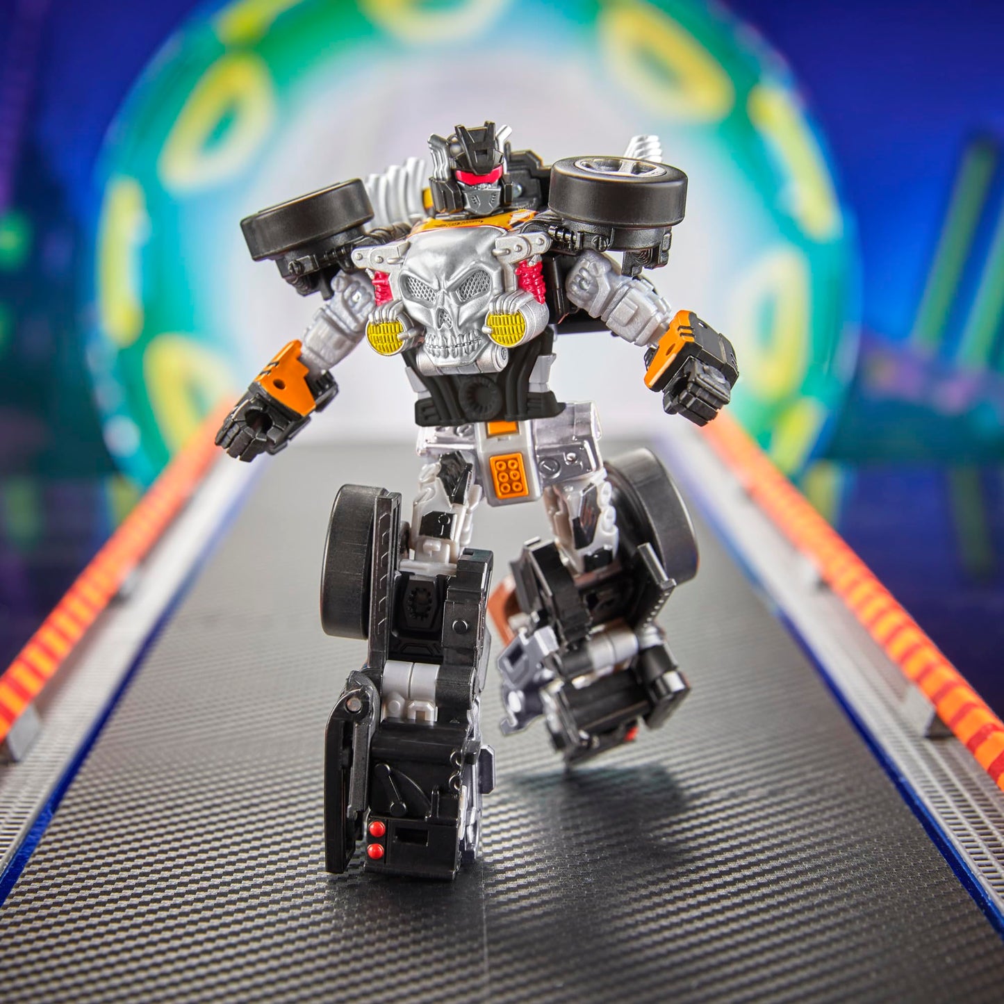 Transformers Hot Wheels x Bone Shaker Deluxe 5-Inch Converting Robot Figure