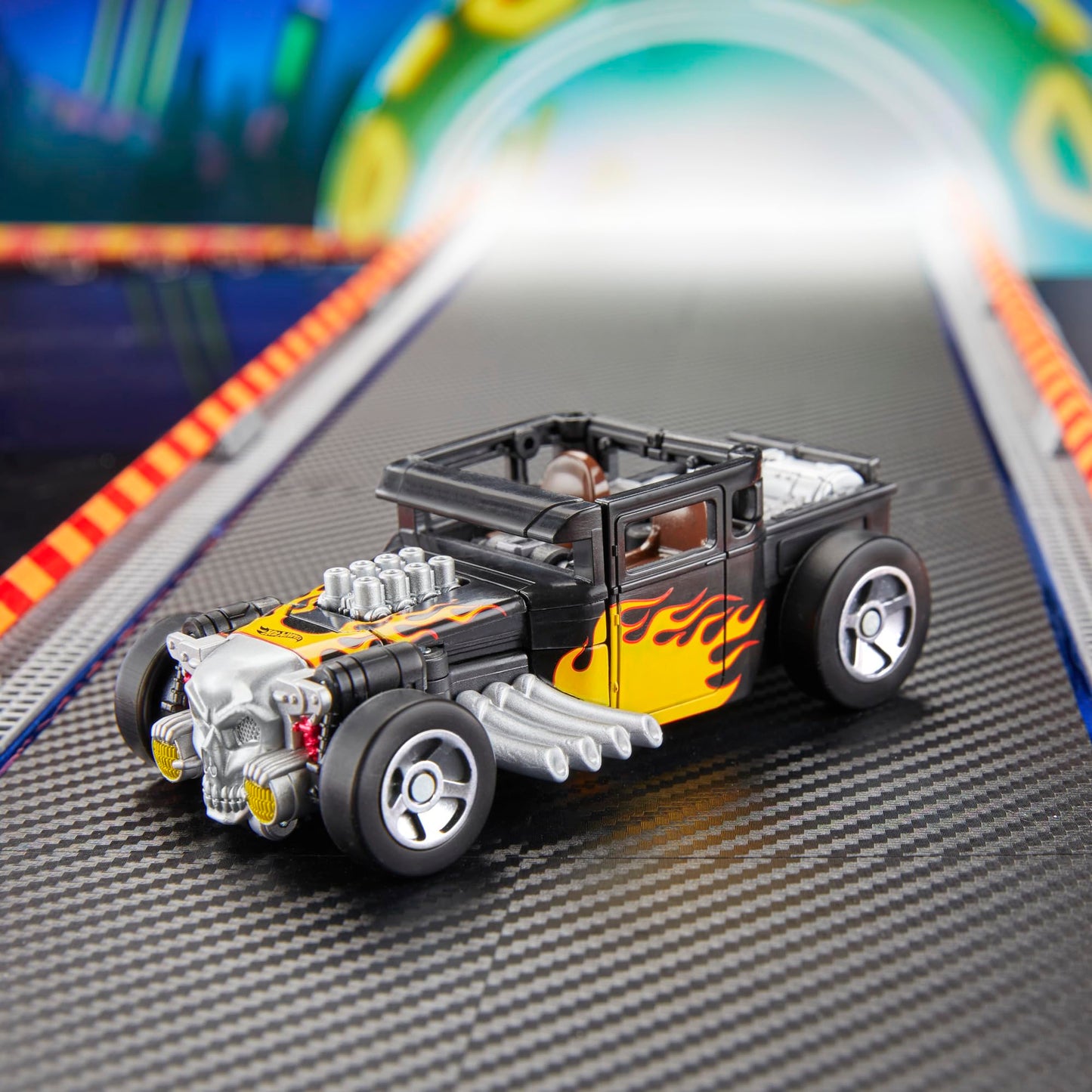 Transformers Hot Wheels x Bone Shaker Deluxe 5-Inch Converting Robot Figure