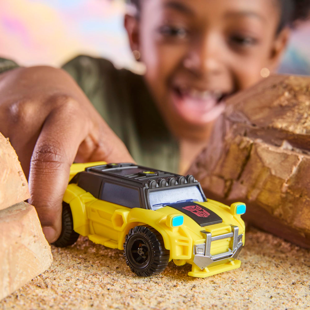 Transformers CYBERWORLD Bumblebee Cyber Changers – 4-Inch Figure with 2-Step Robot to Offroad Vehicle