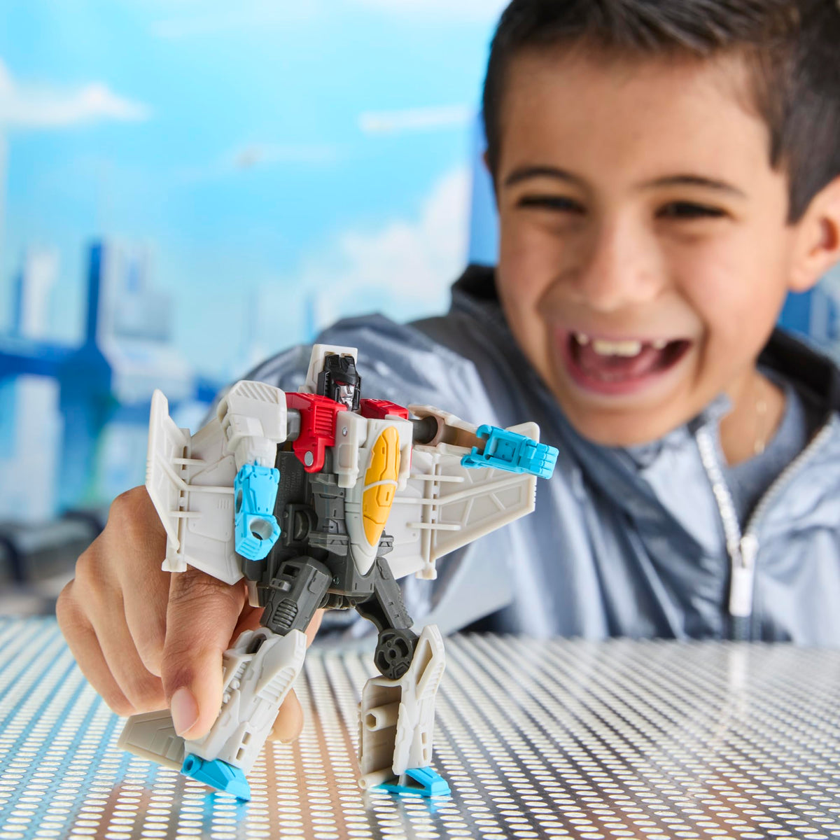 Transformers CYBERWORLD Starscream Cyber Changers 4-Inch Action Figure | 2-In-1 Robot to Jet