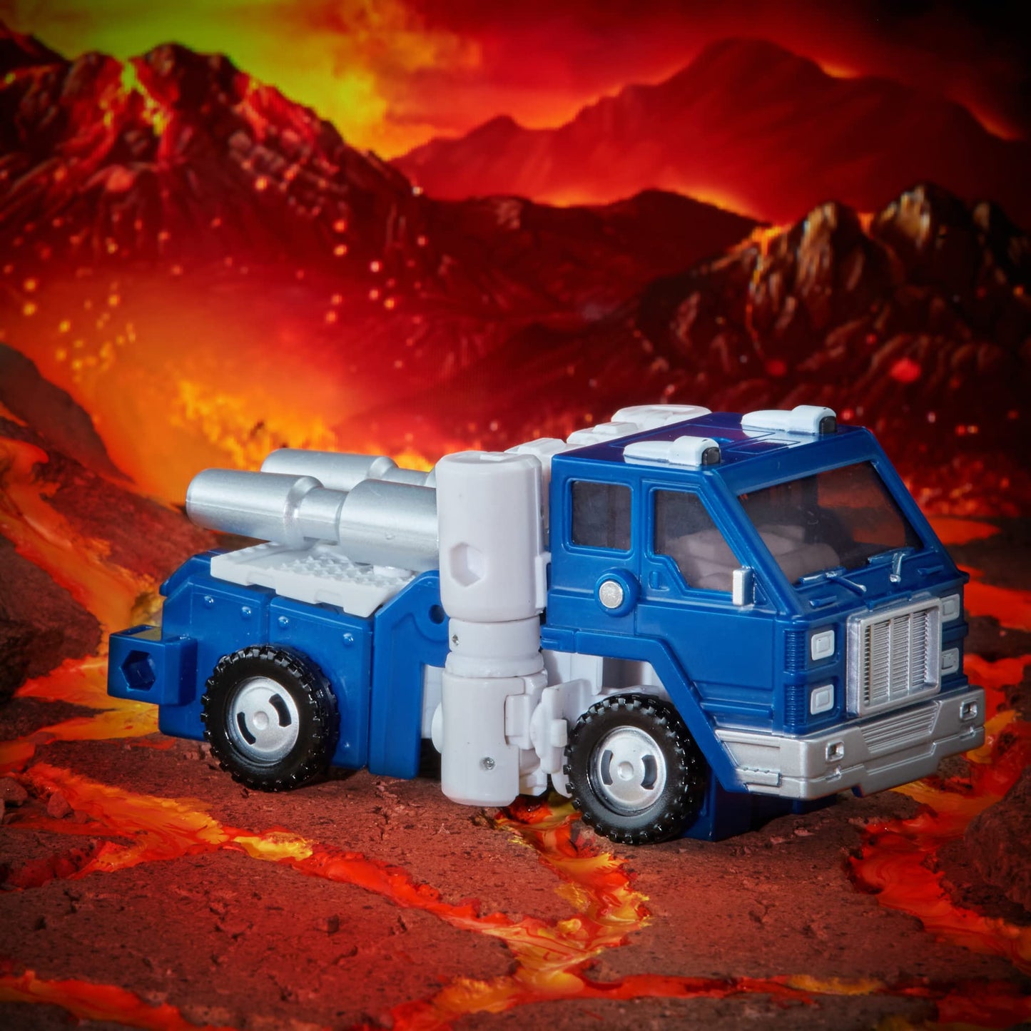 Transformers Generations War for Cybertron Kingdom Deluxe WFC-K32 Autobot Pipes Action Figure – 5.5-Inch