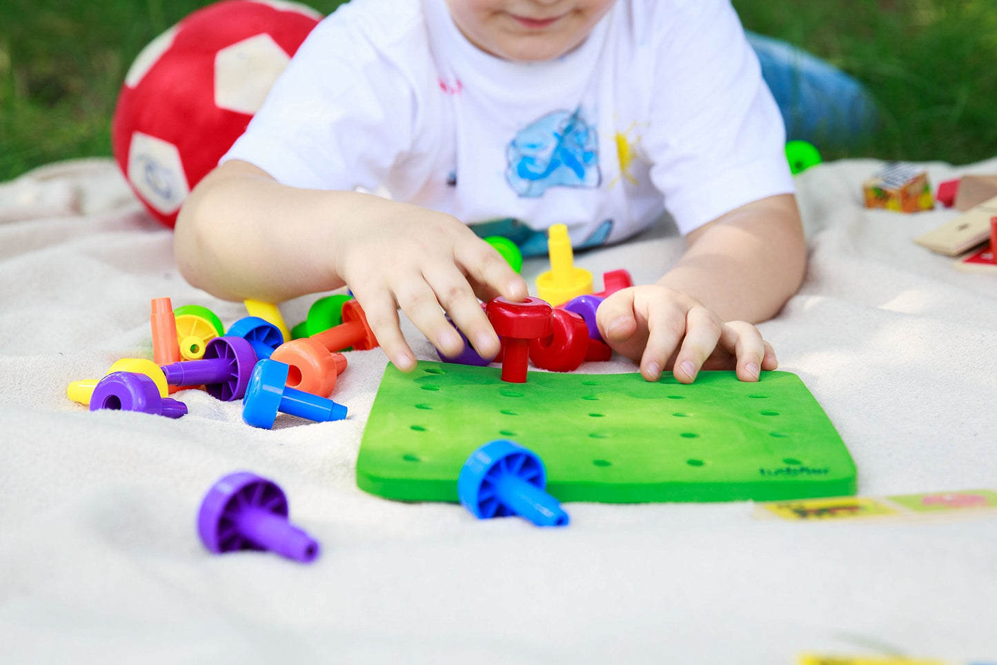 Tuddler Toddler Peg Board Set – 30 Stackable Pegs, Pattern Card, Backpack & E-Book