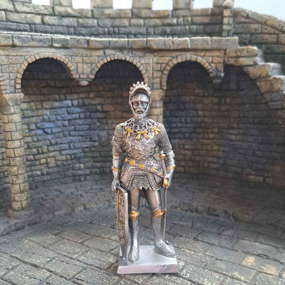 Knight with Fleur and Lion Shield (hand-cast statue sculpture) 11cm Height
