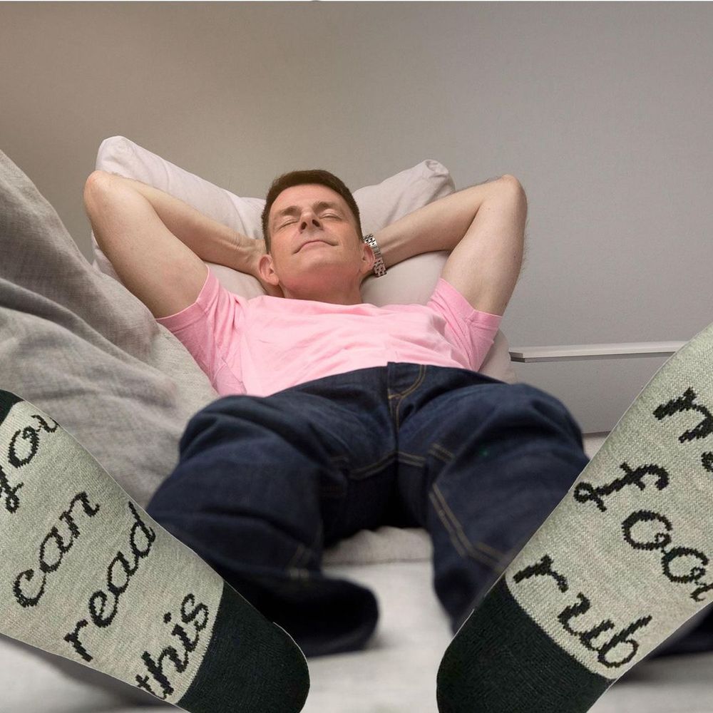 Flo Socks Funny Socks Fashionable and Warm with Anti-Slip Slogan Message Joke, Fits Size 4-7 UK, If You Can Read This Give Me a Foot Rub Grey