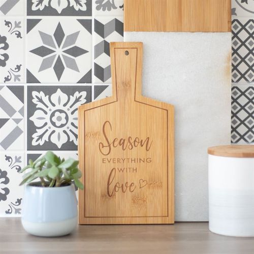 لوح تقديم من خشب البامبو بنقش "Season Everything with Love"