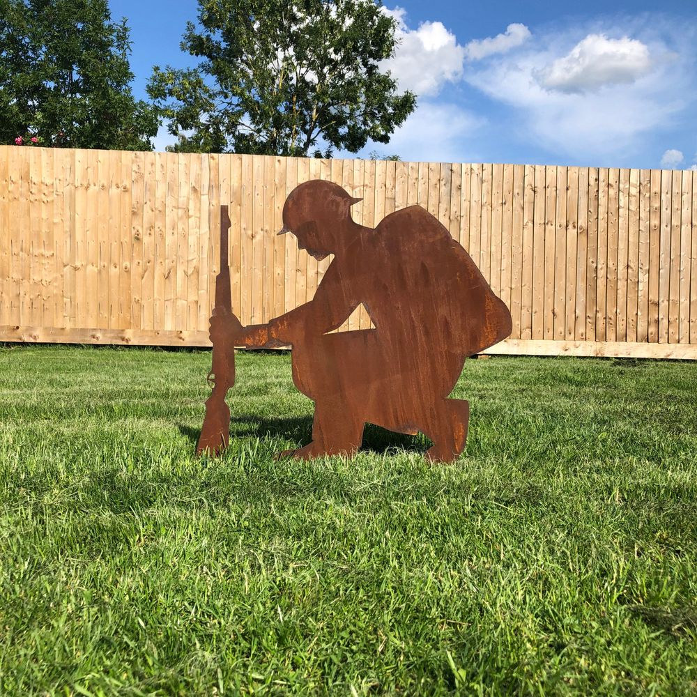 Kneeling soldier lest we forget garden statue decoration
