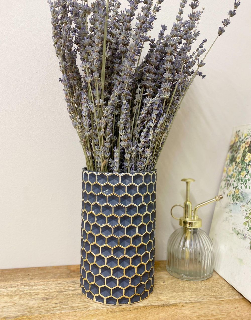 Premium Honeycomb Vase: Elegant, High-Quality Glass in Black with Gold Edged Pattern