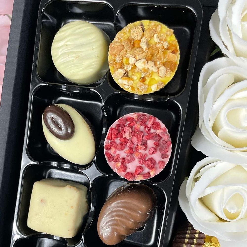 Ferrero Rocher Ultimate Gift Hamper With Ivory Roses
