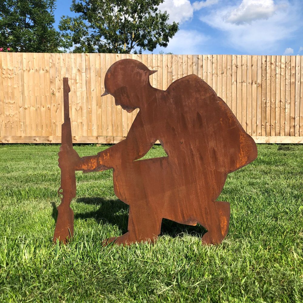 Kneeling soldier lest we forget garden statue decoration