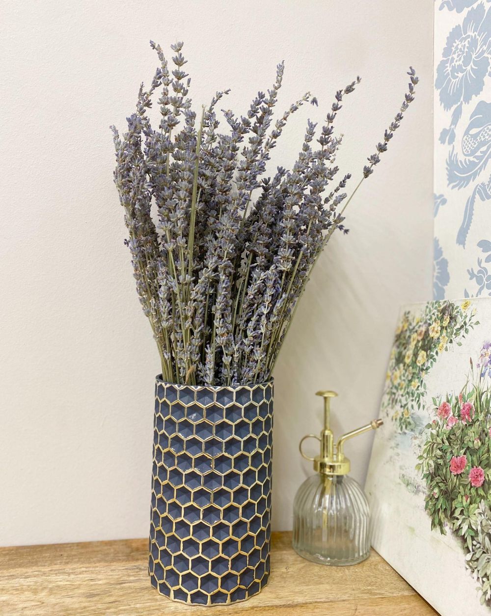 Premium Honeycomb Vase: Elegant, High-Quality Glass in Black with Gold Edged Pattern