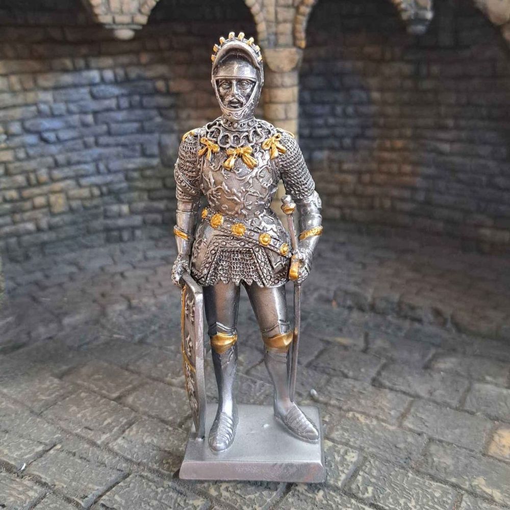 Knight with Fleur and Lion Shield (hand-cast statue sculpture) 11cm Height