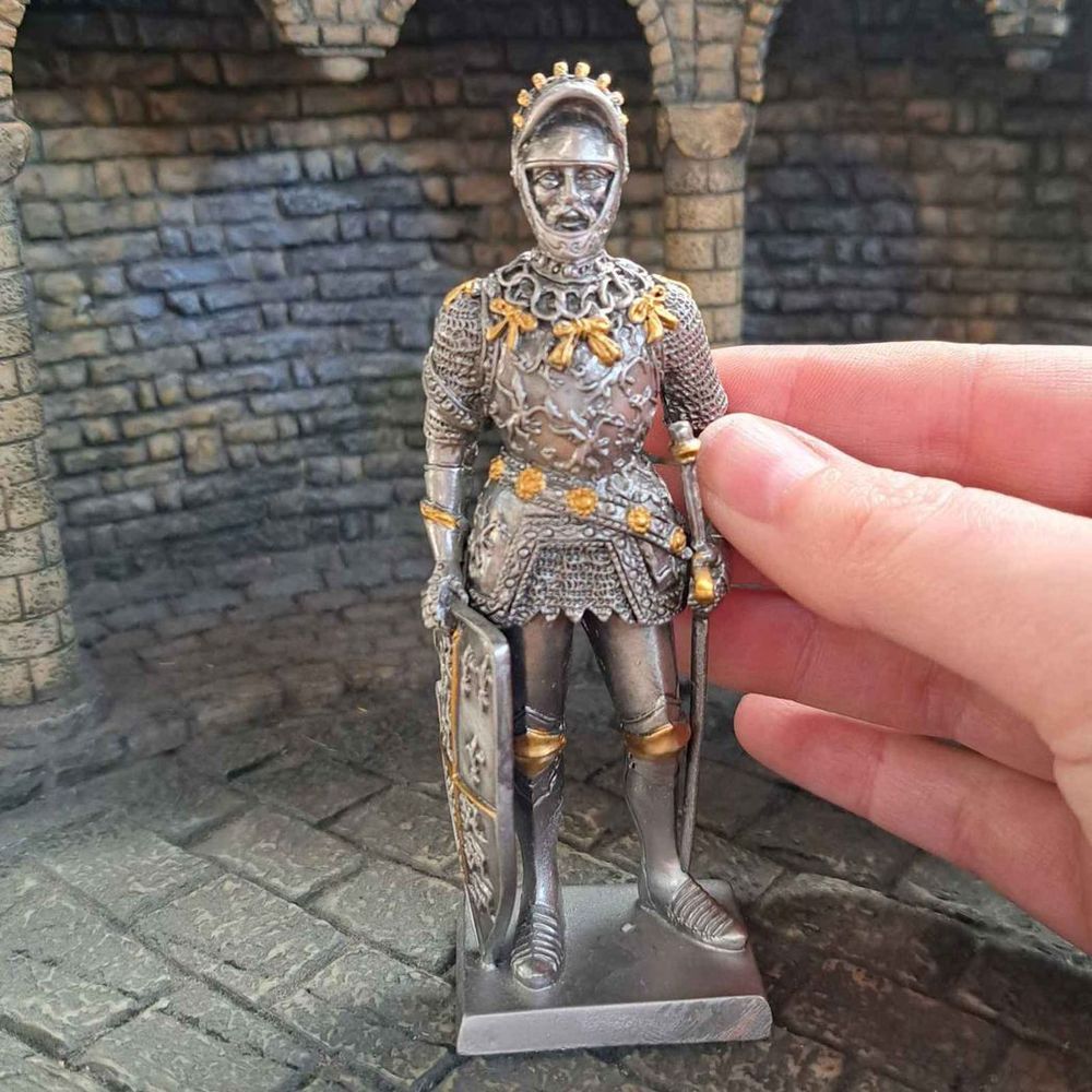 Knight with Fleur and Lion Shield (hand-cast statue sculpture) 11cm Height