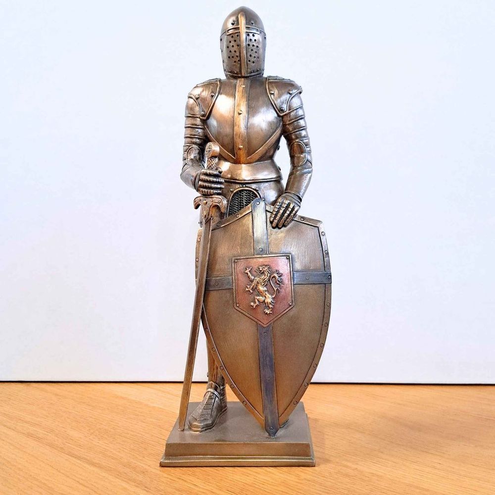 Medieval Knight with Lion Rampant Shield (hand-cast statue sculpture) 10cm Height