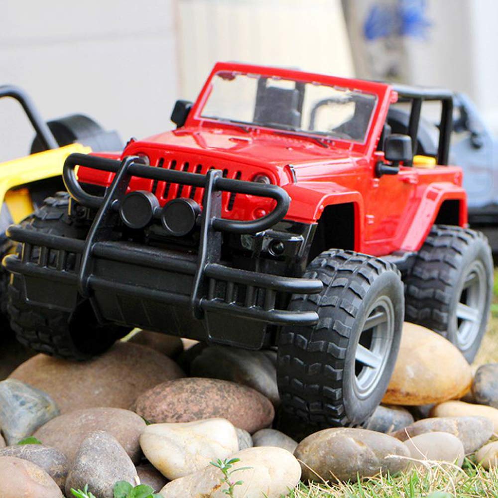 UXRPTU Car Toy 1:16 Off-Road Military Fighter – Friction Powered with Lights & Sounds