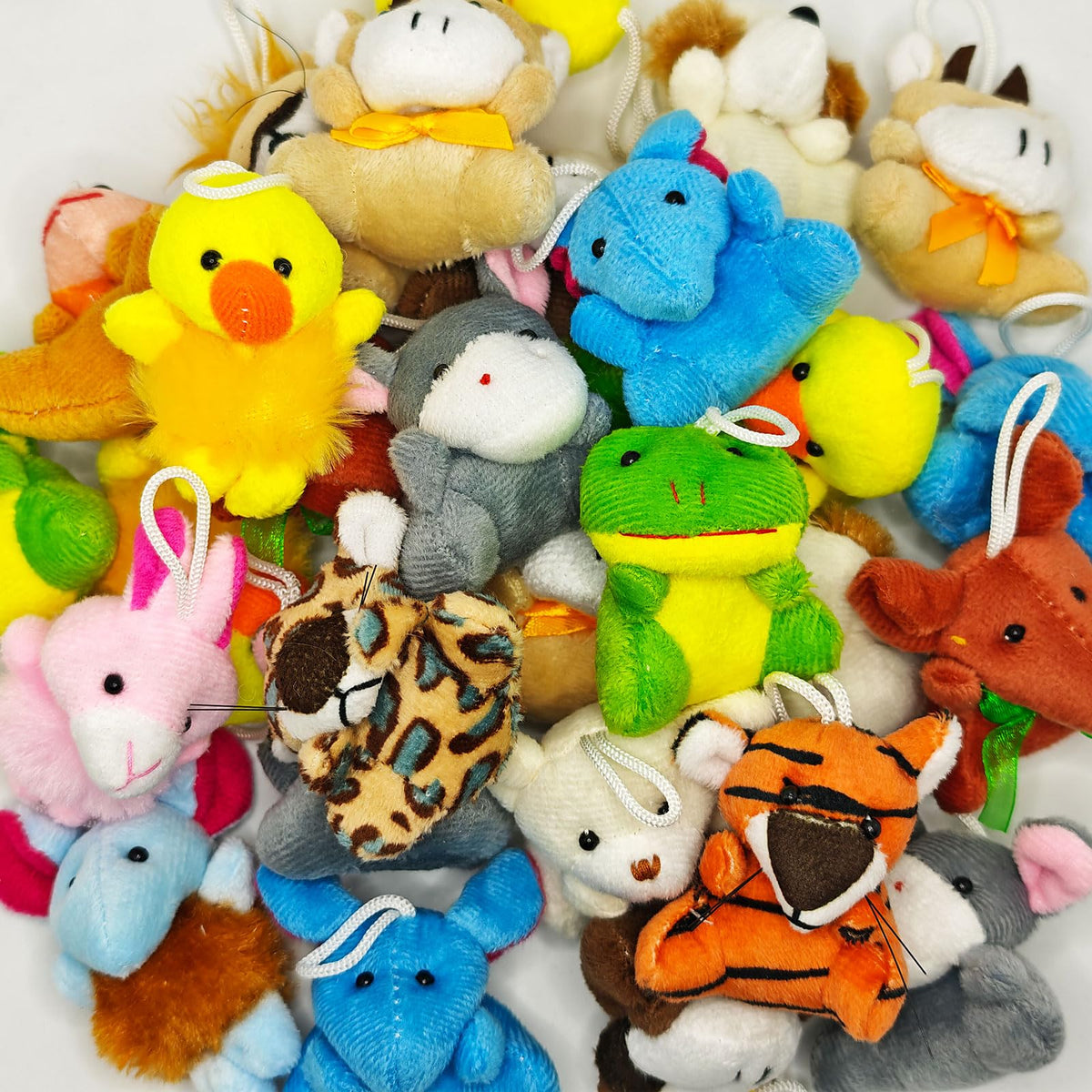 VEALIZUU 24 Packs Mini Plush Animals – Kid-Size Keychains & Party Favors