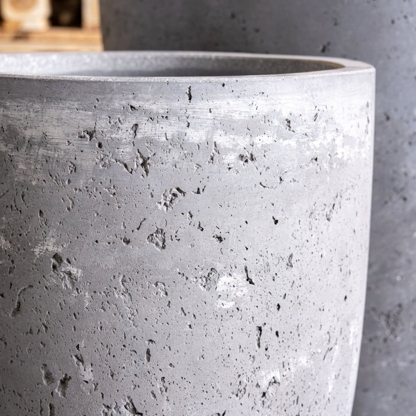 Vessara | Onyx Dusk – 62cm Extra Large Concrete Vase Planter – 32L Tall Plant Pot